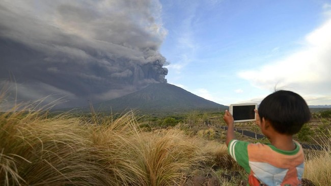 FOTO: Peningkatan Status Erupsi Gunung Agung