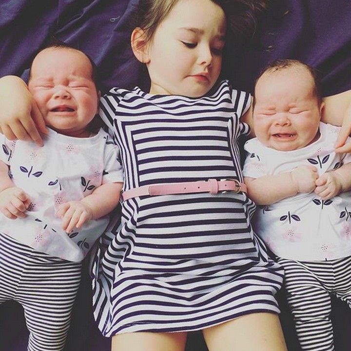 <div> Duh, dua adiknya nangis, si kakak malah gemeteran nih. (Foto: Instagram/ @taiaroxburgh)</div>