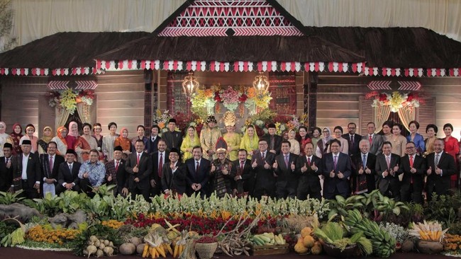 FOTO: Meriahnya Kirab Budaya Pernikahan Kahiyang-Bobby
