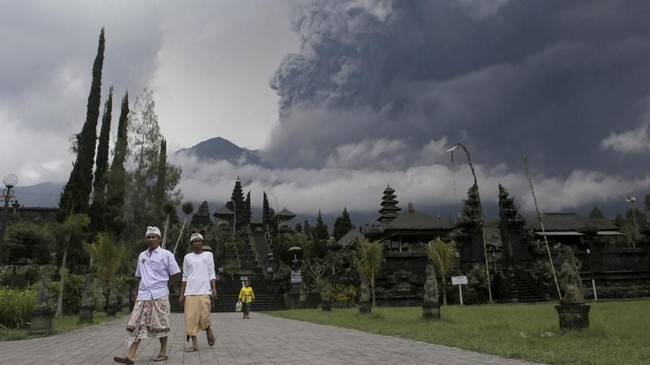 Kamar Dagang dan Industri (Kadin) memperkirakan rerata pembatalan reservasi hotel di Provinsi Bali meningkat 20 persen pasca terjadinya letusan Gunung Agung.
