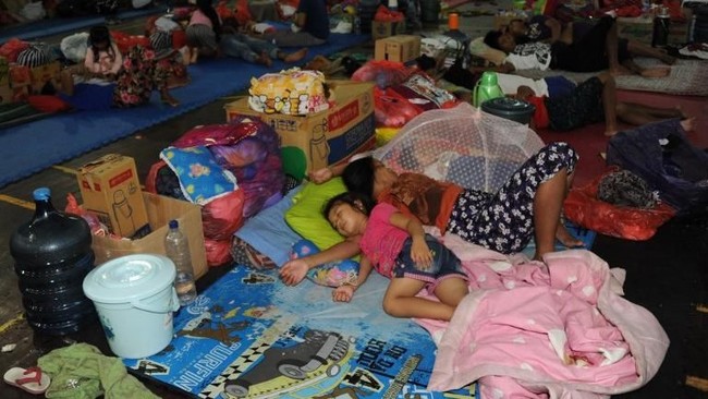 Sejumlah warga yang dekat dengan area puncak Gunung Agung berinisiatif untuk mengungsi. Namun, mereka butuh bantuan logistik dan informasi.