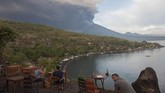 FOTO: Peningkatan Status Erupsi Gunung Agung Gunung Agung mulai memuntahkan gas dengan ketinggian erupsi mencapai 3.000 hingga 4.000 meter. Warga di radius 6 km diimbau mulai mengungsi ke tempat aman.