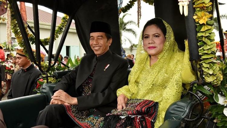 Rupanya Presiden Joko Widodo merupakan sosok suami romantis. Intip yuk, ungkapan cinta Jokowi untuk sang istri, Iriana.