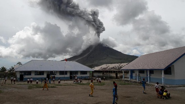 Status Gunung Sinabung diturunkan dari status awas menjadi siaga. Meski diturunkan, masyarakat diimbau tetap waspada terutama di zona merah Sinabung.