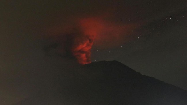 Erupsi Gunung Agung masih terus terjadi. Kini masyarakat yang berada di radius 6-7,5 km untuk segera mengungsi.