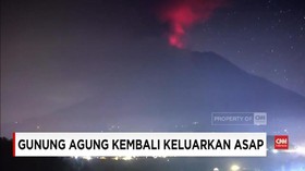 VIDEO: Gunung Agung Kembali Keluarkan Asap