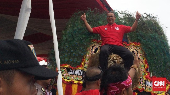 Gubernur DKI Jakarta, Anies Baswedan menghadiri acara Kirab Kebangsaan dan mendapat kesempatan menaiki punggung Reog Ponorogo.