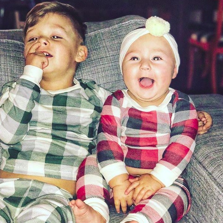 <div> Kostum udah samaan, wajah sama-sama senyum, tapi kenapa si kakak malah ngupil? Hiks. (Foto: Instagram/ @momlifepnw)</div>