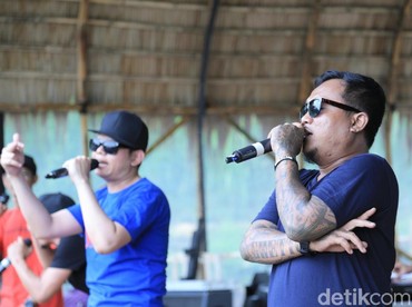 Lirik Lagu Cintamu Sepahit Topi Miring - Jogja Hip Hop Foundation
