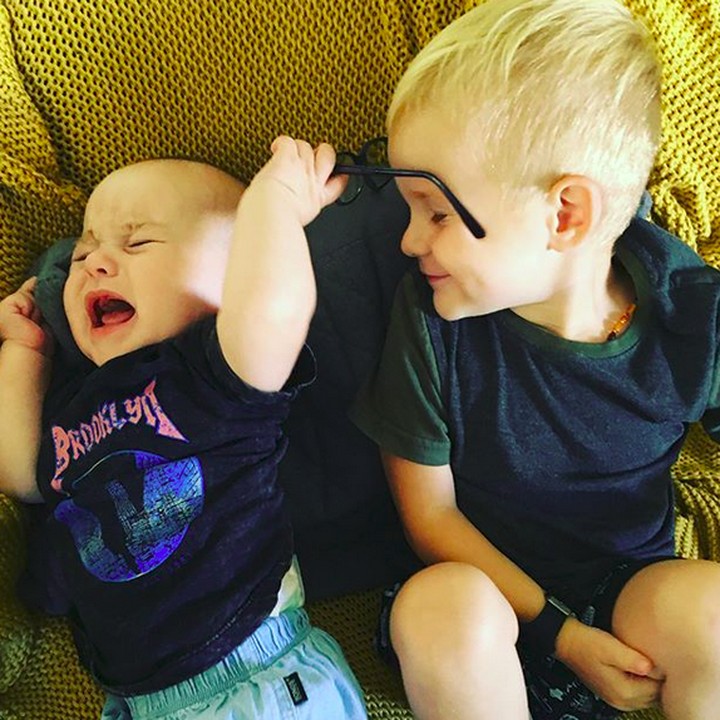 <div>Waduh, si adek bete ya? Kok nangis sambil narik kacamata kakaknya. (Foto: Instagram/ @parker.and.river)</div>