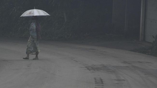 Merapi Keluarkan Awan Panas, Hujan Abu Tipis Guyur Magelang