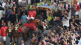 FOTO: Meriahnya Kirab Budaya Pernikahan Kahiyang-Bobby