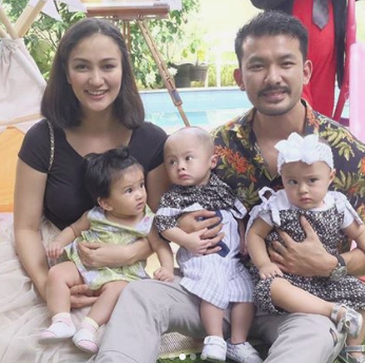 <div> Narsis dulu nih sama keluarga Om Rio Dewanto. (Foto: Instagram @riodewanto)</div>