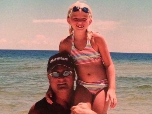 Haru! Wanita Ini Mendapat Karangan Bunga Terakhir dari Mendiang Ayahnya Haru! Wanita Ini Mendapat Karangan Bunga Terakhir dari Mendiang Ayahnya