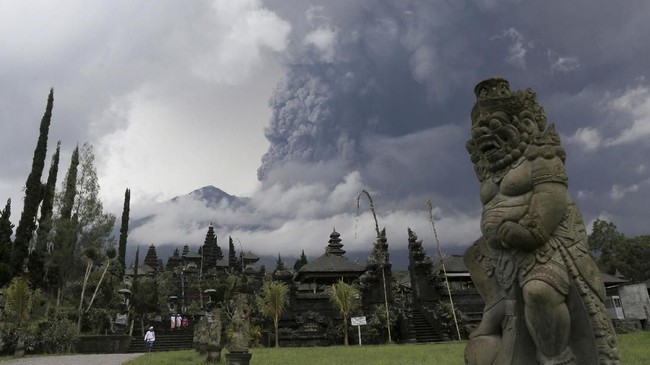 Bandara Internasional Lombok kembali beroperasi usai ditutup sementara karena aktivitas Gunung Agung. Namun, perkembangan vulkanik Gunung Agung terus dipantau.