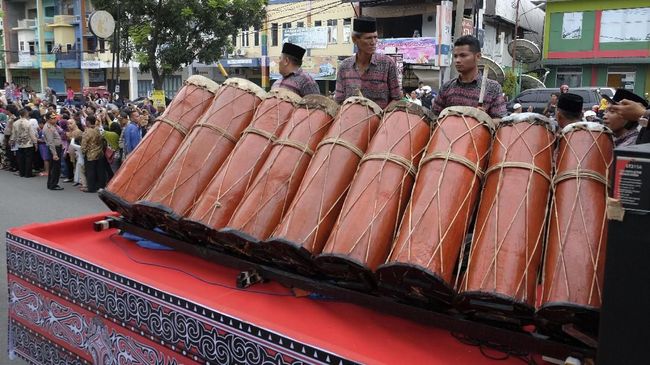 Suku Batak memiliki banyak lagu daerah, bahkan sebagian tidak asing bagi pendengar non-Batak. Berikut lagu daerah Batak dilengkapi lirik dan maknanya.