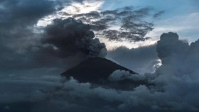 Gunung Agung Terus Meletus, Erupsi Capai 3.000 Meter