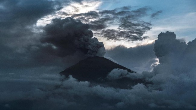 Hingga Minggu (26/11) pagi, Gunung Agung terus meletus. Kapusdatin BNPB Sutopo Purwo Nugroho mengatakan ketinggian erupsi mencapai 3.000 meter.