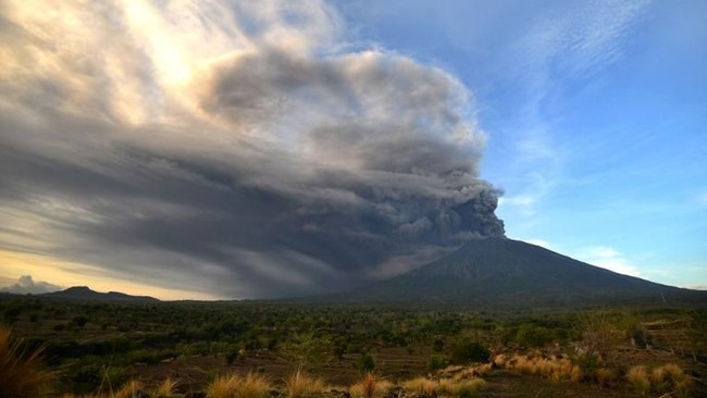 Pusat Vulkanologi dan Mitigasi Bencana Geologi (PVMBG) menaikkan level peringatan penerbangan menjadi 'merah' menyikapi aktivitas Gunung Agung, Bali.
