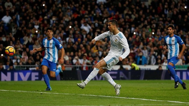 Cristiano Ronaldo jadi pahlawan Real Madrid saat menjamu Malaga dalam lanjutan La Liga di Stadion Santiago Bernabeu, Sabtu (25/11).