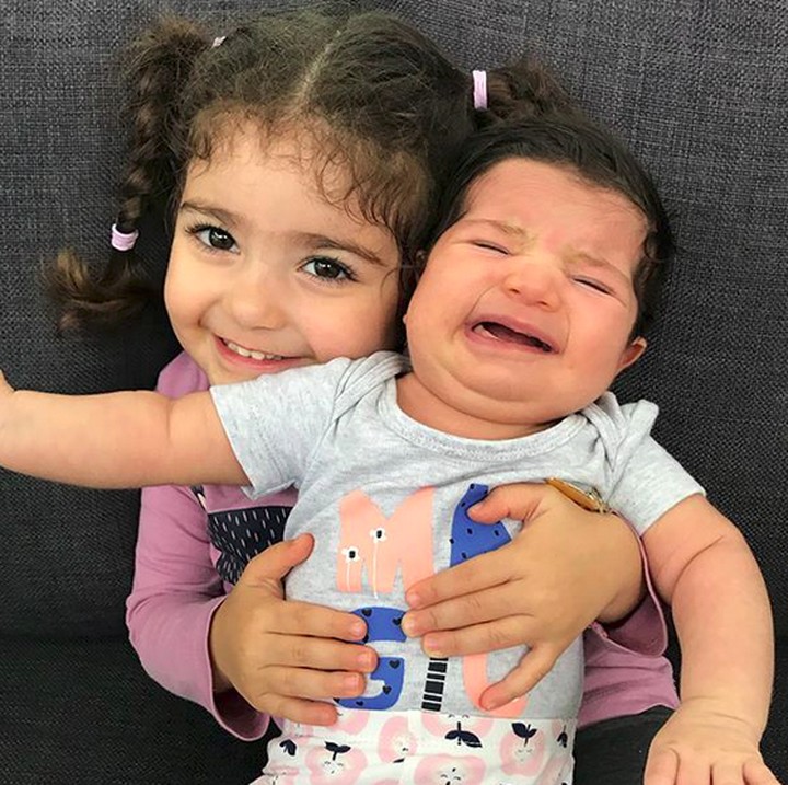 <div> Yaaah kok nangis sih, Nak, dipangku sama kakak? (Foto: Instagram/ @missummeri)</div>