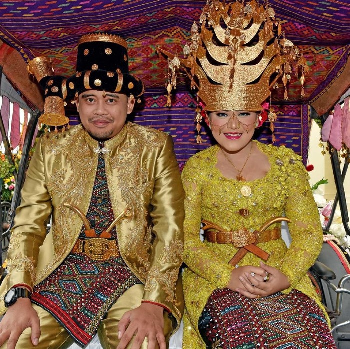 Jokowi dan Iriana di Kirab Pernikahan Kahiyang-Bobby