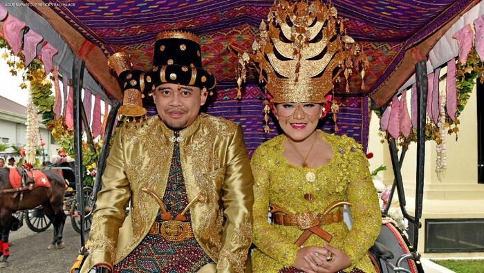 Jokowi dan Iriana di Kirab Pernikahan Kahiyang-Bobby