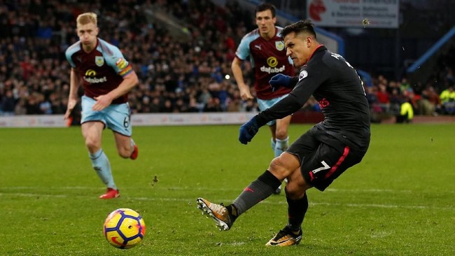 Penalti Alexis Sanchez di masa injury time mengantar Arsenal raih tiga poin di markas Burnley, Stadion Turf Moore, Minggu (26/11).