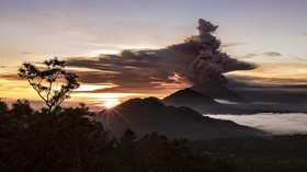 FOTO: Peningkatan Status Erupsi Gunung Agung