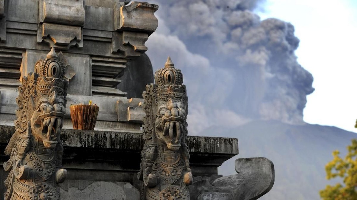 FOTO: Peningkatan Status Erupsi Gunung Agung