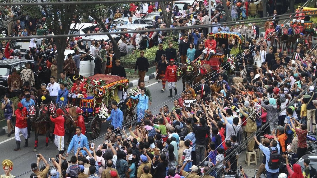 FOTO: Meriahnya Kirab Budaya Pernikahan Kahiyang-Bobby
