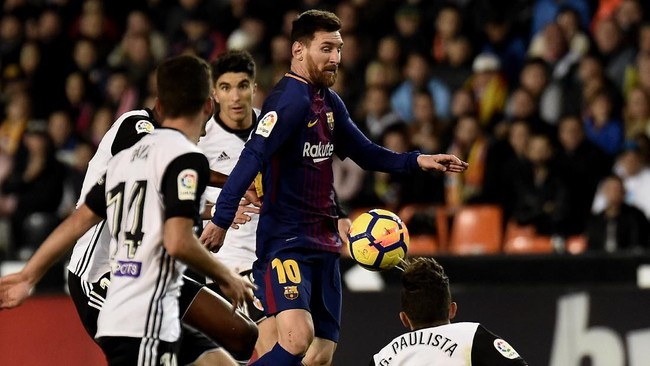 Netizen bereaksi terhadap kontroversi gol hantu Lionel Messi tidak lama usai laga Barcelona melawan Valencia berakhir. Sejumlah meme lucu pun bermunculan.