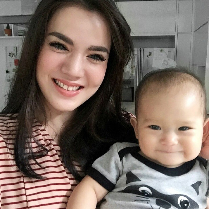 <p>Saat sama-sama senyum, wajah kedunya semakin mirip ya, Bun. (Foto: Instagram/alicenorin)</p>