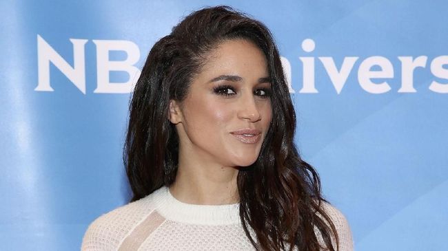 Dalam video, Harry terlihat 'mempromosikan' Meghan Markle kepada bos Disney, Bob Iger. Kini, Meghan disebut punya proyek sulih suara dengan Disney.
