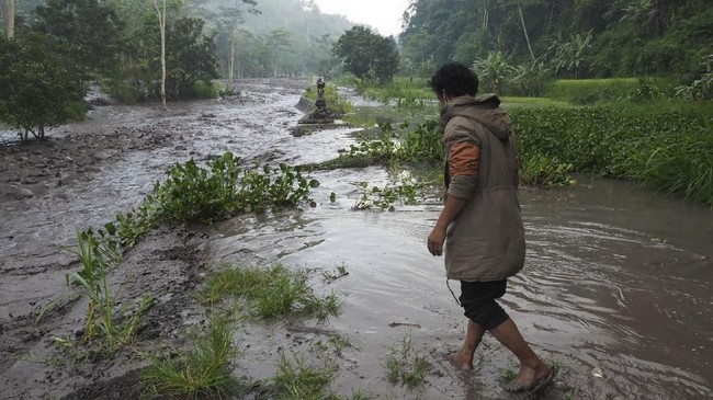Apabila turun hujan, air sungai yang berhulu di Gunung Agung akan bercampur dengan material letusan dan bergerak menuruni lereng ke arah hilir sungai.