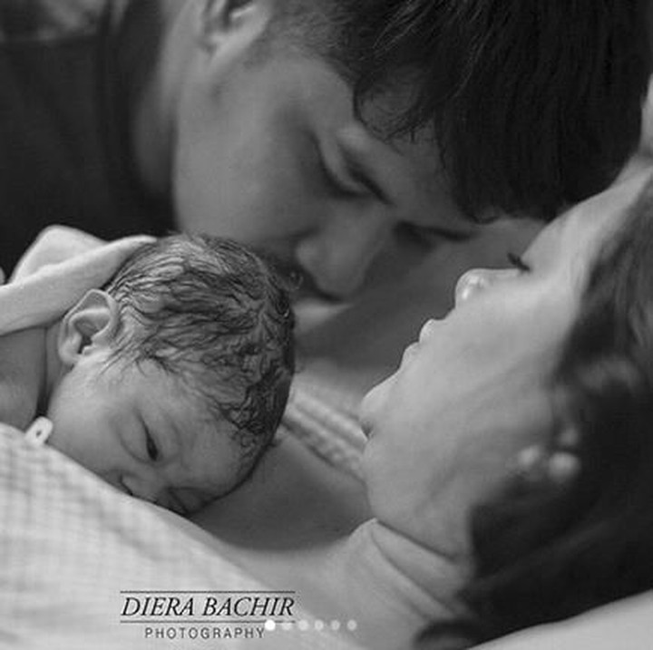 <p>Skin to skin contact sama sang bunda menghilangkan kecemasan melihat dunia pertama kali. (Foto: Diera Bachir)</p>