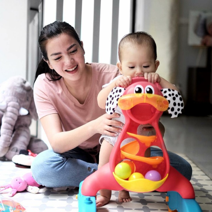 <p>Alice juga sering banget nemenin Alita main. (Foto: Instagram/alicenorin)</p>