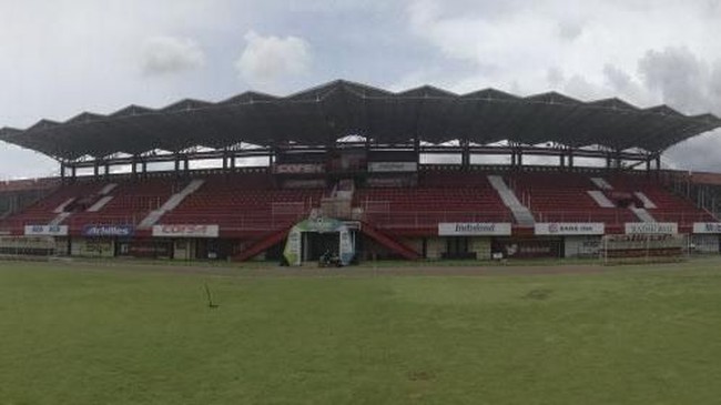 Kondisi rumput lapangan di Stadion I Wayan Dipta Gianyar berselimut tipis abu vulkanik setelah status waspada Gunung Agung.