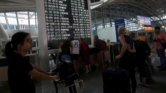 Lima penerbangan menuju Bandara Internasional Ngurah Rai, Bali dialihkan ke Bandara Internasional Juanda, Surabaya karena gangguan erupsi Gunung Agung.