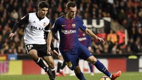 Dua Bek Bersaing Agar Tak Dibuang Barcelona