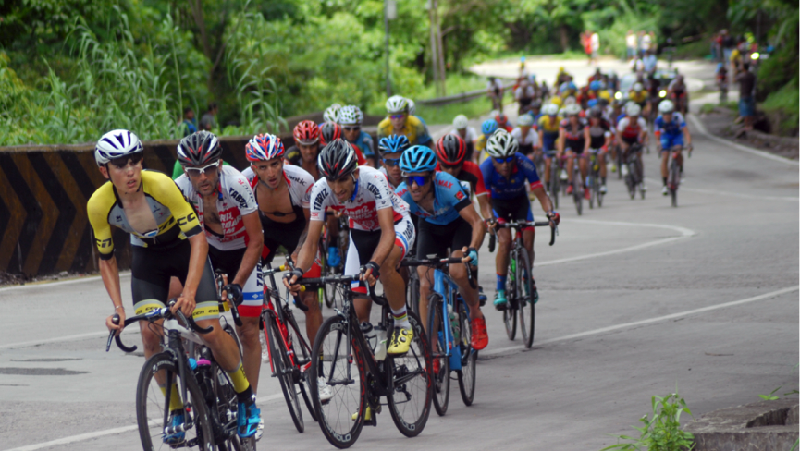 Etape tujuh Tour de Singkarak (TdS) 2017 dari Lembah Harau menuju Padang Panjang, Sumatera Barat, Jumat (24/11), menyuguhkan finis dramatis.