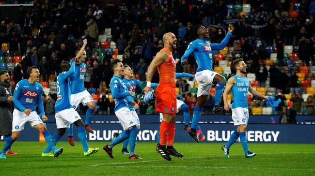 Napoli sukses mengambil alih puncak klasemen Serie A usai mengalahkan Udinese dengan skor 1-0 di Stadion Dacia Arena, Minggu (26/11).