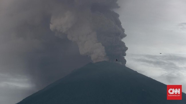 Gunung api Rincon de la Vieja di Kosta Rika meletus dan memuntahkan awan panas setinggi dua kilometer ke udara.