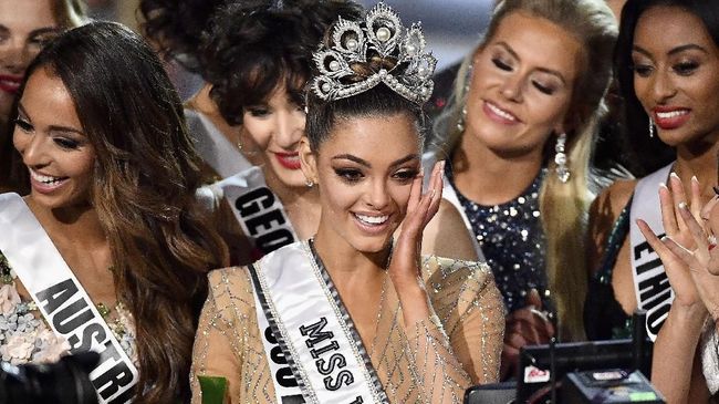 Bunga Jelitha Ibrani, wakil Indonesia di ajang Miss Universe 2017 menyampaikan permintaan maafnya kepada Indonesia karena gagal meraih mahkota Miss Universe.