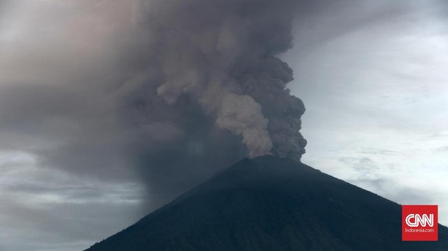 Lahar dingin Gunung Agung mulai memenuhi Sungai Yeh Sah sejak pukul 06.00 WITA. Warga diminta waspada terhadap fenomena ini karena sekarang masuk musim hujan.