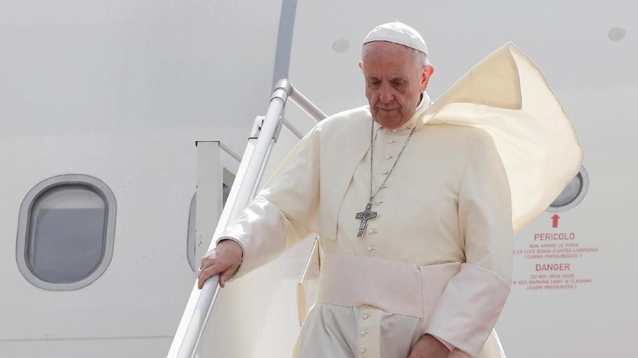 Paus Fransiskus tiba di Yangon Myanmar Pope Francis arrives at Yangon International Airport, Myanmar November 27, 2017. REUTERS/Max Rossi