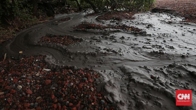 Lahar dingin dari Gunung Semeru yang mengalir di sungai berpotensi meluap ke permukiman akibat hujan deras di Lumajang.