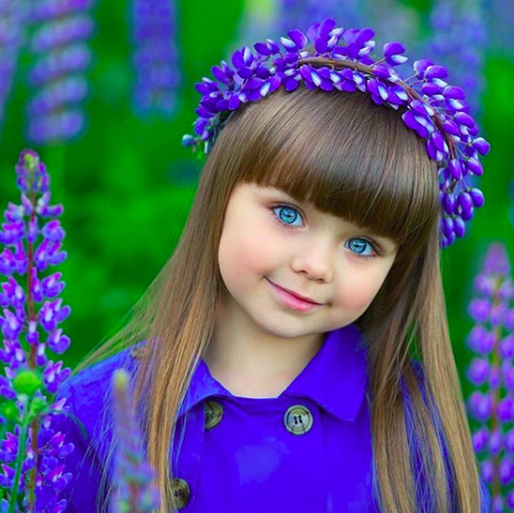 <p> Warna mata Anna dipadu coat dan bunga-bunga di sekelilingnya bikin foto ini kelihatan cantik. Setuju nggak, Bun? (Foto: Instagram/ @anna_knyazeva_official)  </p>