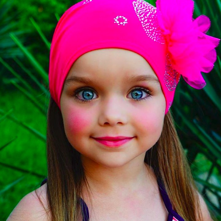 <p>Blush on pink di pipi Anna bikin dia makin lucu. (Foto: Instagram/ @anna_knyazeva_official)  </p>
