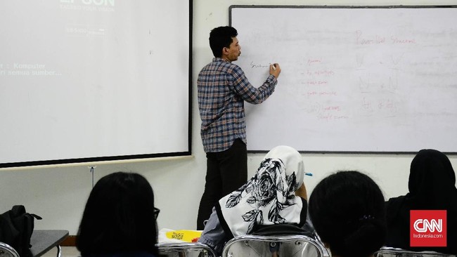 Menristekdikti Mohamad Nasir dinilai tak paham persoalan utama pendidikan tinggi. Merekrut rektor asing disebut tak menjamin mendongkrak peringkat universitas.